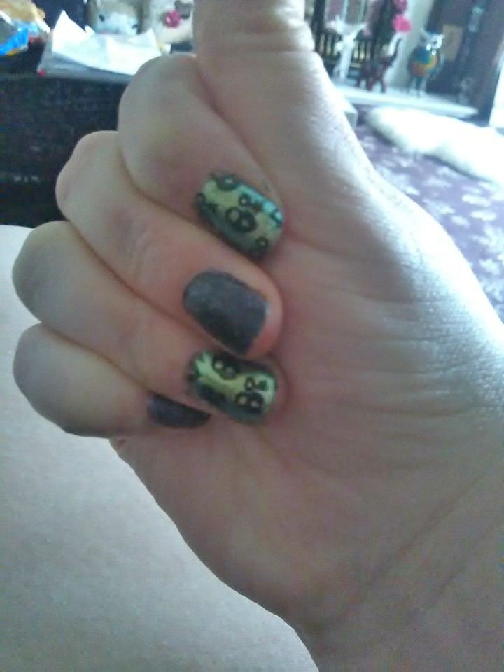 lil_pug's tweet photo. Bk to work in the morn! its been a lovely day off with the pug n hubby and finally finished stamping my nails :) #familytimesthebest https://t.co/94z9djyu3J