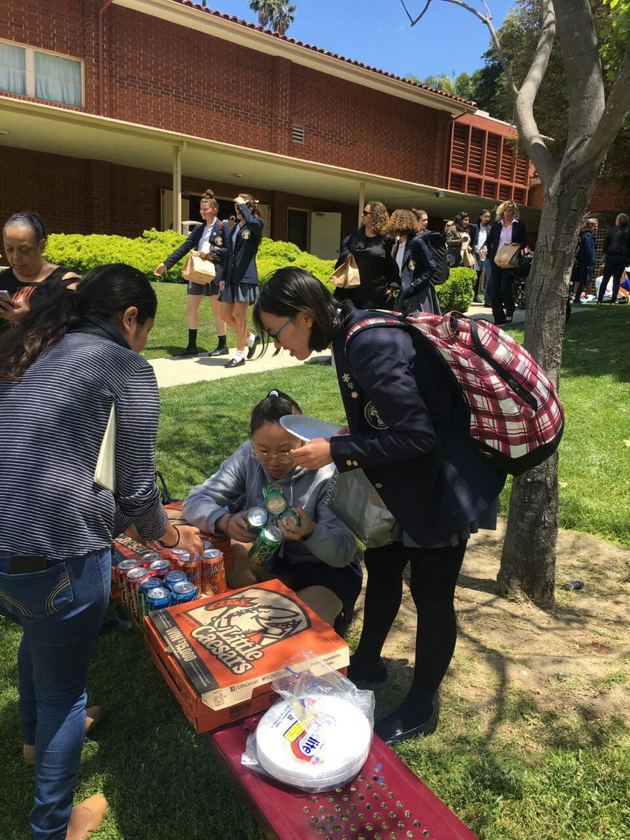ivy_institute's tweet photo. Ivy Bridge Group homestay department went to visit the students at Louisville High School, it was a great time with our girls☀🎉😏👏💐 https://t.co/gxHnW44e8u