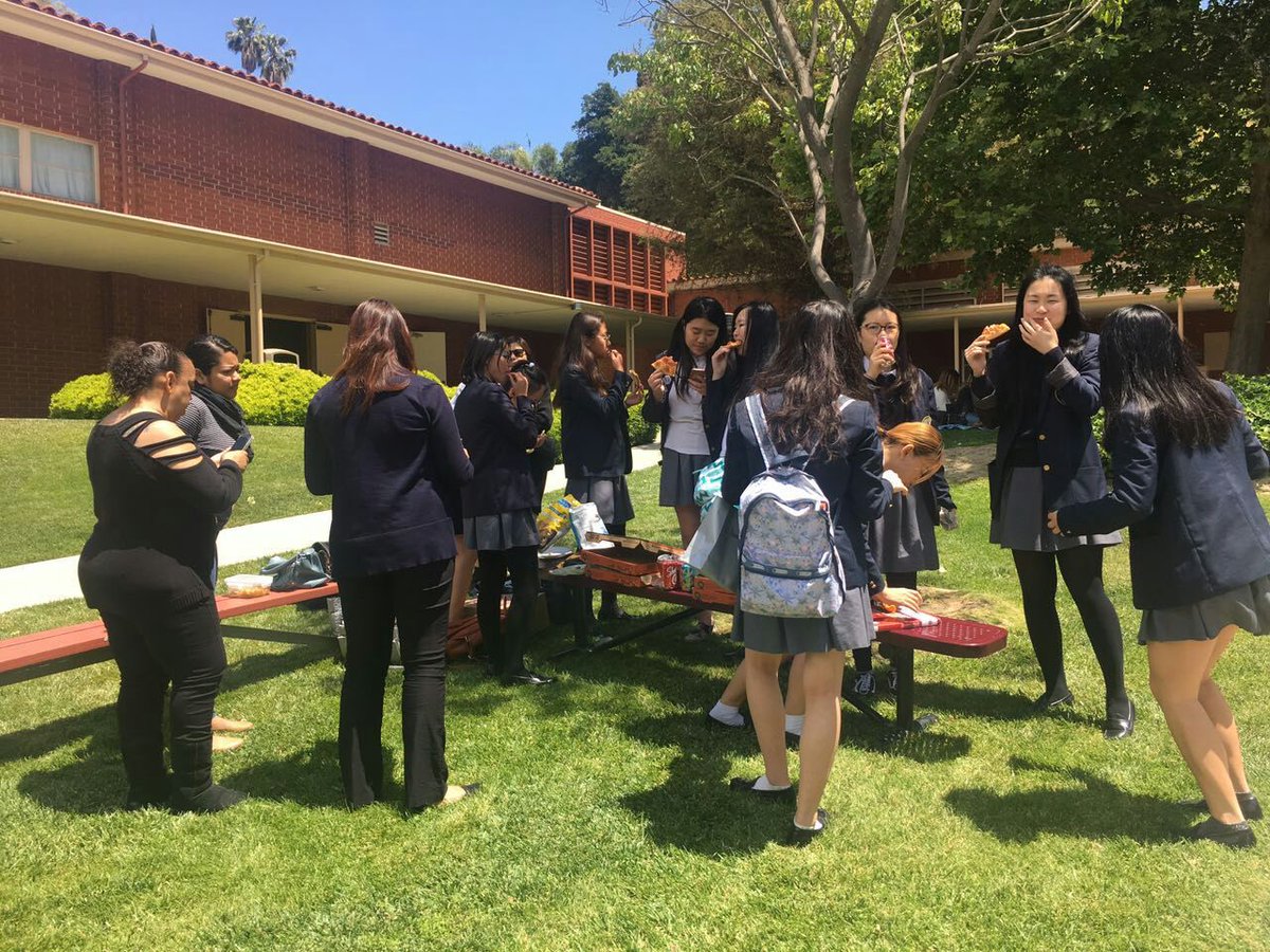 ivy_institute's tweet photo. Ivy Bridge Group homestay department went to visit the students at Louisville High School, it was a great time with our girls☀🎉😏👏💐 https://t.co/gxHnW44e8u