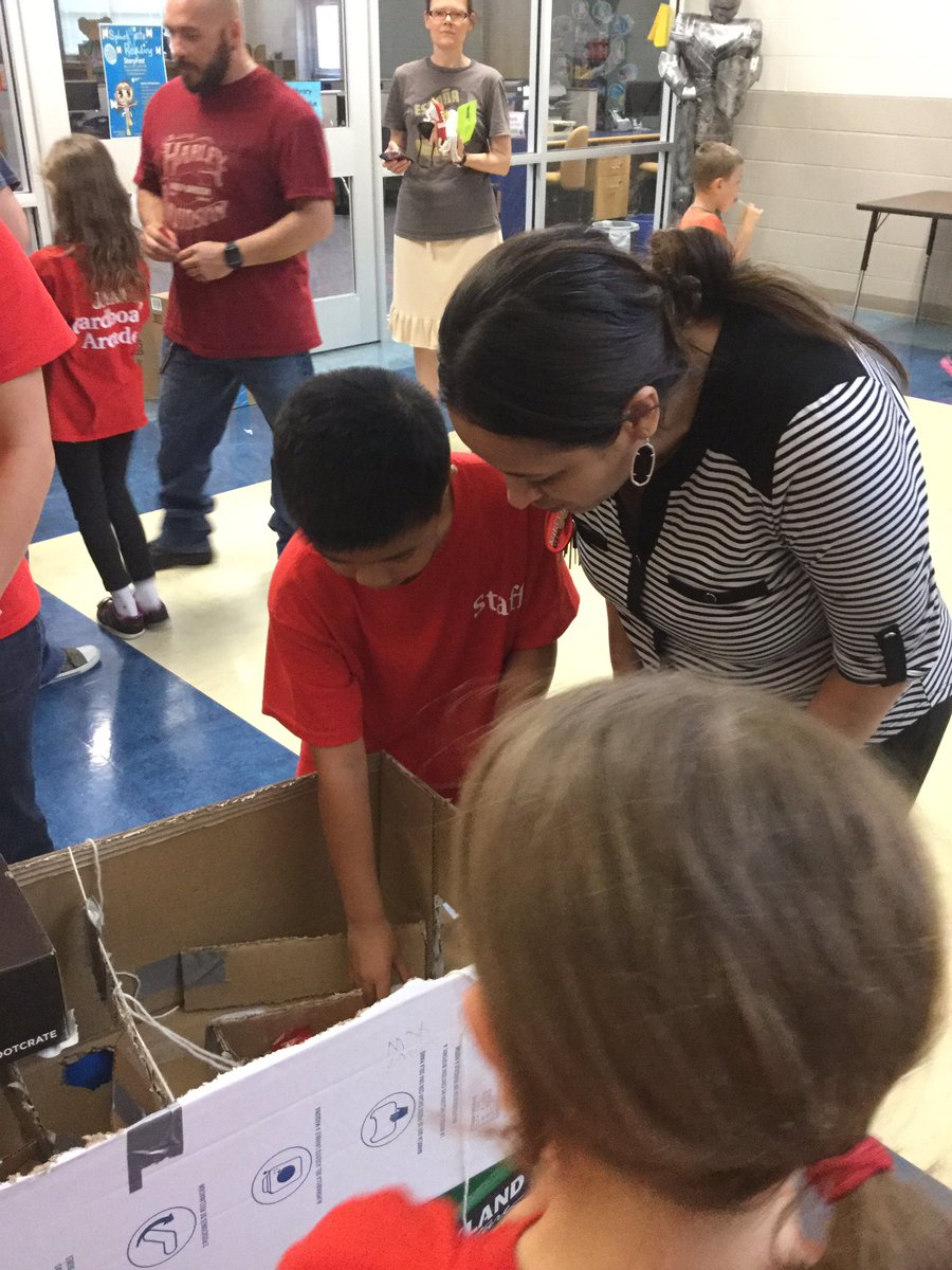 KallisonGT's tweet photo. So much fun @NISDMireles Science night showing off our Cardboard Arcade games! https://t.co/wb4nXw6Euu