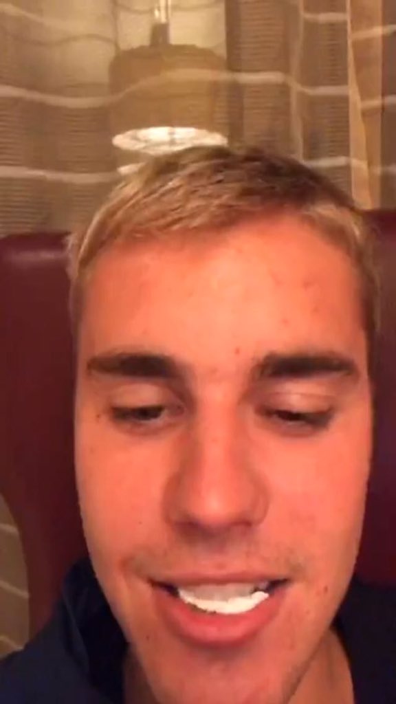 byjeliebers's tweet photo. ainda bem que a gente sabe que ele é bonito pq essas fotos dizem totalmente o contrário https://t.co/sIo4UCBfCg