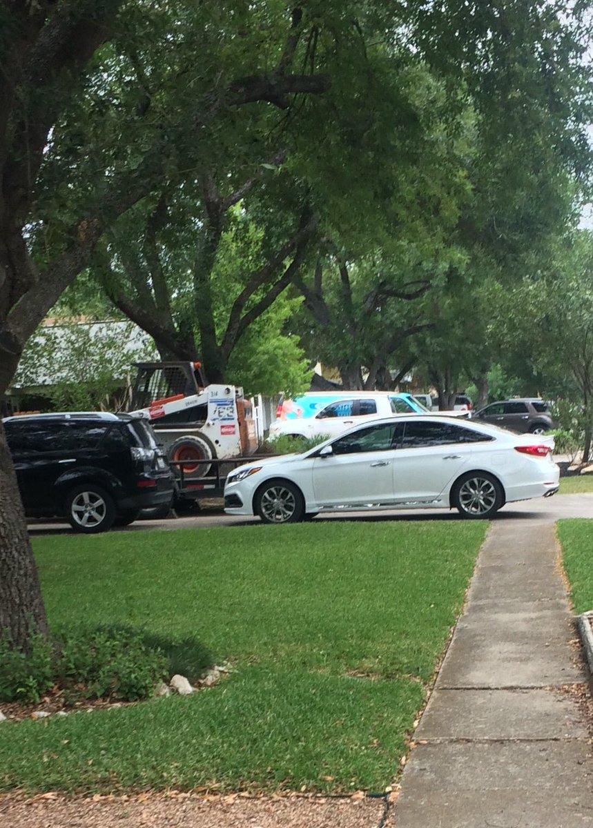 oeygoey's tweet photo. @SanAntonio311 here we are AGAIN 12026 Las Vegas 78233 5/15/2017 6pm BLOCKING SIDEWALK PARKING TRAILER W/ HEAVY EQUIPMENT IN THE YARD https://t.co/JlWa0UnlCb