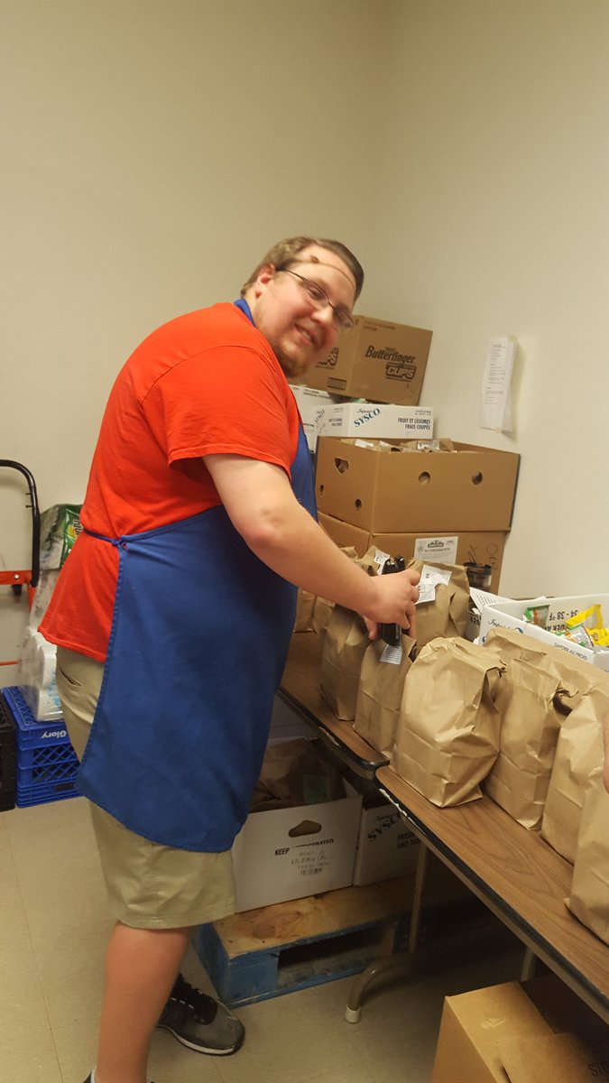 BrandonCarlyle3's tweet photo. T-0663 delivering your Meals on Wheels today! R100 Week of Service! #TheG199 @DownsAlli @lindsayholicky @DaleVenteicher @susaneckstein https://t.co/MIgANS2WHd