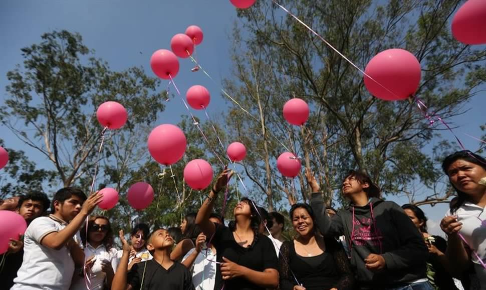 genesisdbl's tweet photo. #TC06 vestir de negro en honor a los caídos y soltar globos al aire con mensajes de paz @MetodicaUCABG https://t.co/LUc7gt3Ou8
