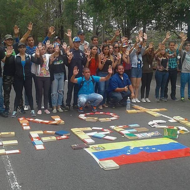 _Ariannaaag's tweet photo. #TC06 La protesta en un derecho humano pero hay implementarla de la manera mas creativa posible y lo mas importante sin violencia. https://t.co/wNuc7STDM6