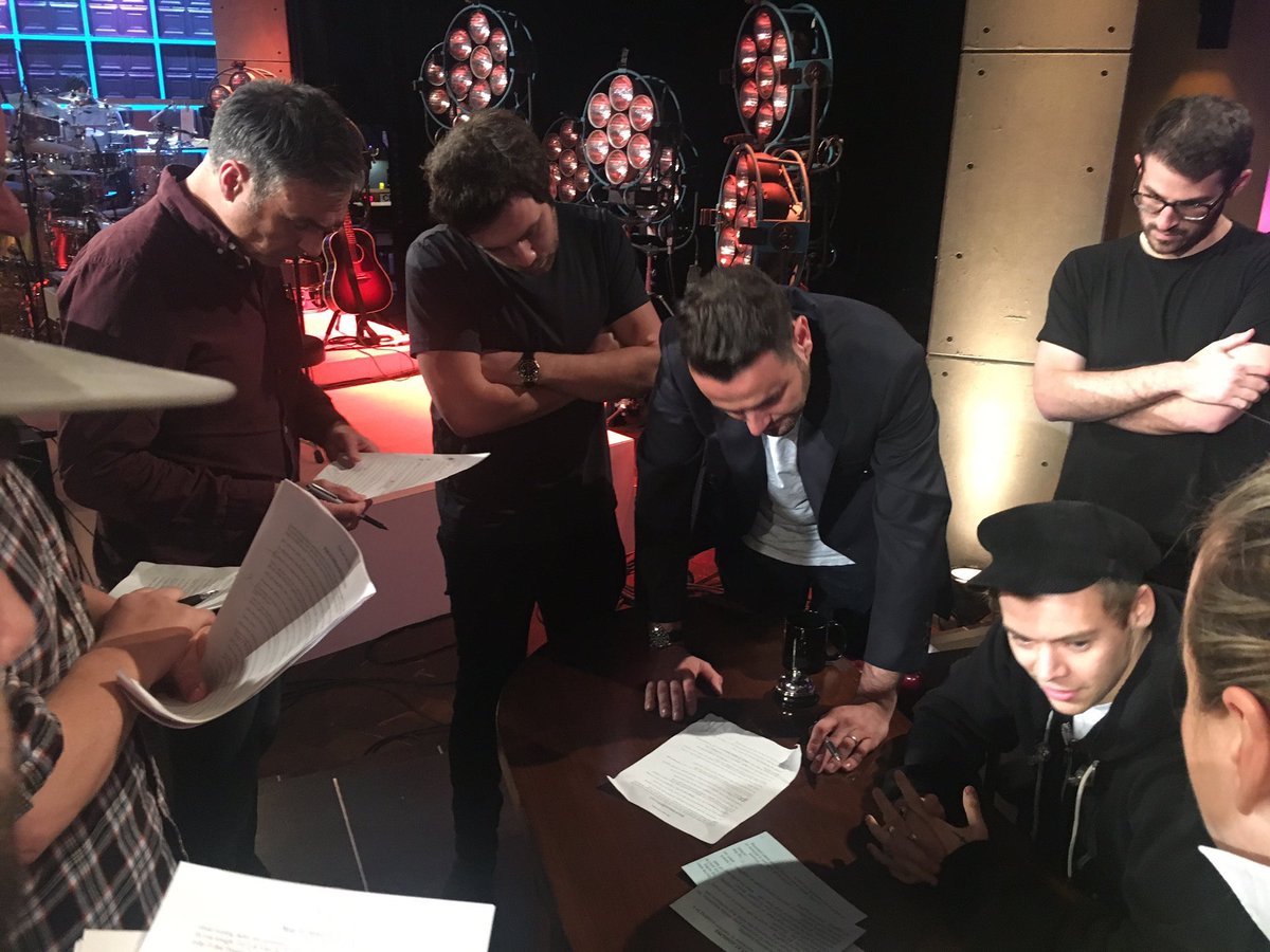 lwtshield's tweet photo. Harry looks like the president and everyone else is trying to get him to approve laws and sign them. #HarryStylesforPresident https://t.co/ViBT6gYjPP