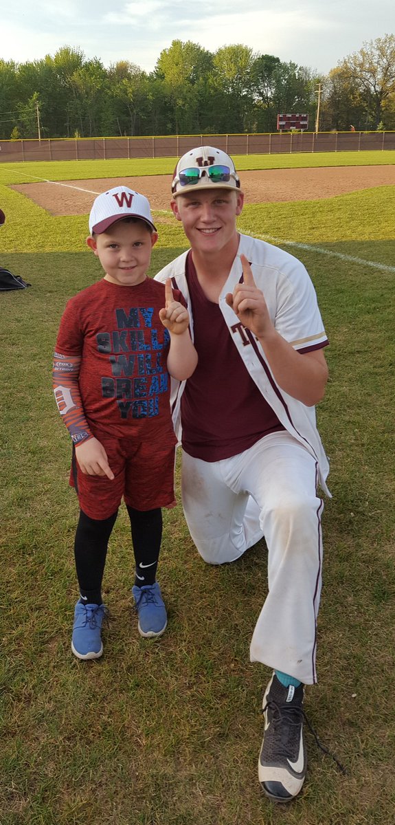 vickersWHS's tweet photo. Good job tonight @western_ball. TY @s4tress, you made Derek's day. https://t.co/cuW9o00Y0W