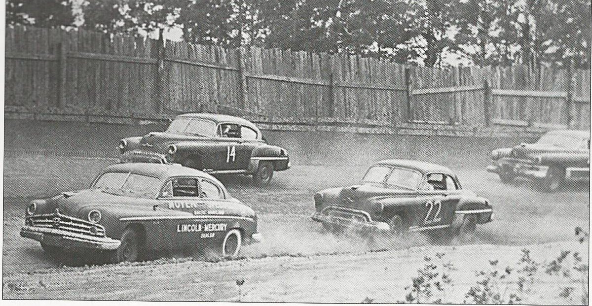 NrReference's tweet photo. Bob Flock #14 e Red Byron #22 (1949) - Daytona Speedway
#nascarfoxsports #nascar https://t.co/nz1hLYmiQq