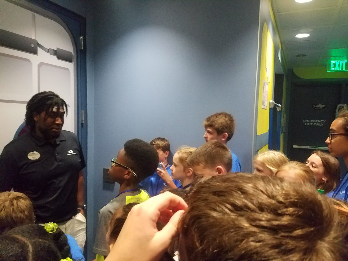SeeverM's tweet photo. About to go the tropical diver behind scenes... https://t.co/p6XEkrzyoV