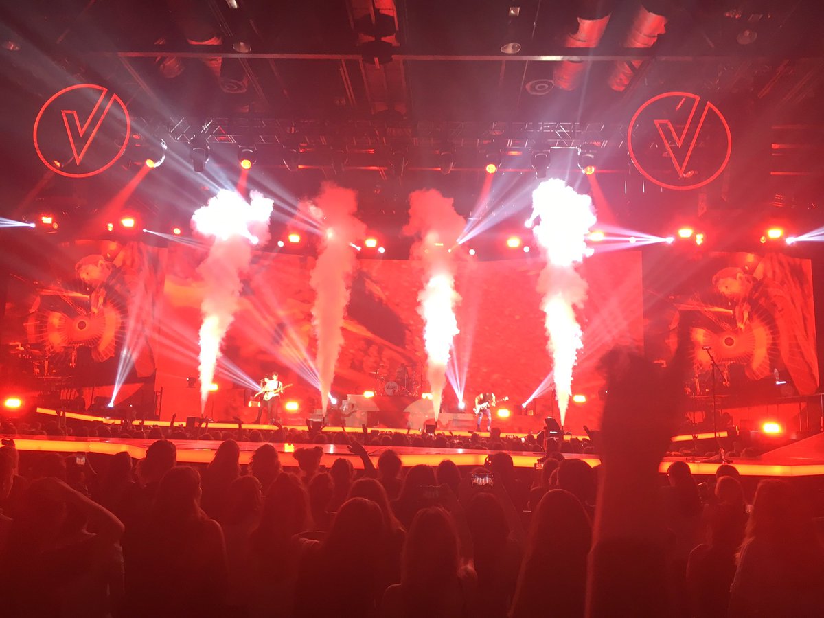 TheVampsBrazil's tweet photo. π·: The Vamps se apresentando hoje (16/05) em Cardiff. #MiddleOfTheNightCardiff. (via mementobroco) https://t.co/SdG9CuRJan