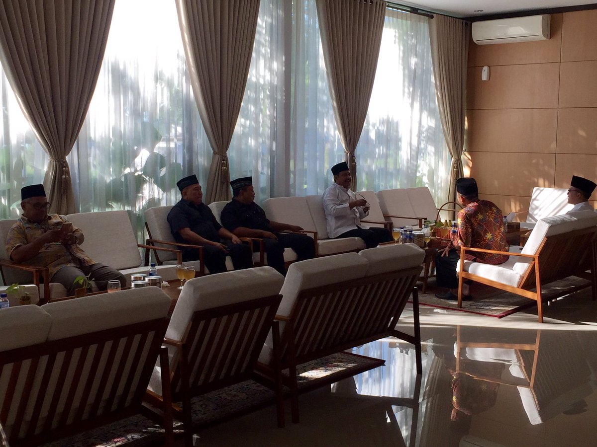 protokolbwi's tweet image. Slmat pagi d banyuwangi pak @gusipul4 
Gmn pecel rawon bwi pak?😬
Wagub kunjgan harlah ponpes bustanul makmur k-70 kec.genteng
@a_azwarnas