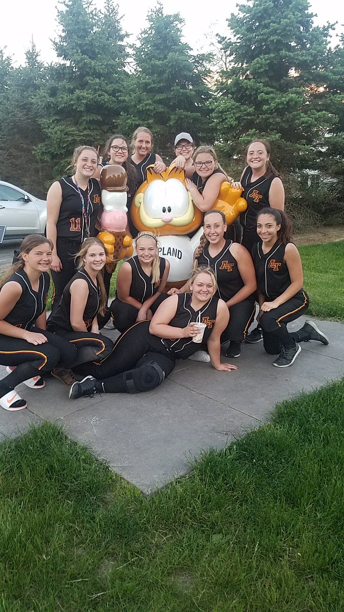 AMHSSoftball24's tweet photo. Safe to say it was Ivanhoes or bust.
They didn't disappoint! #mmmm #icecream #missingKait https://t.co/pKp4G2kle0
