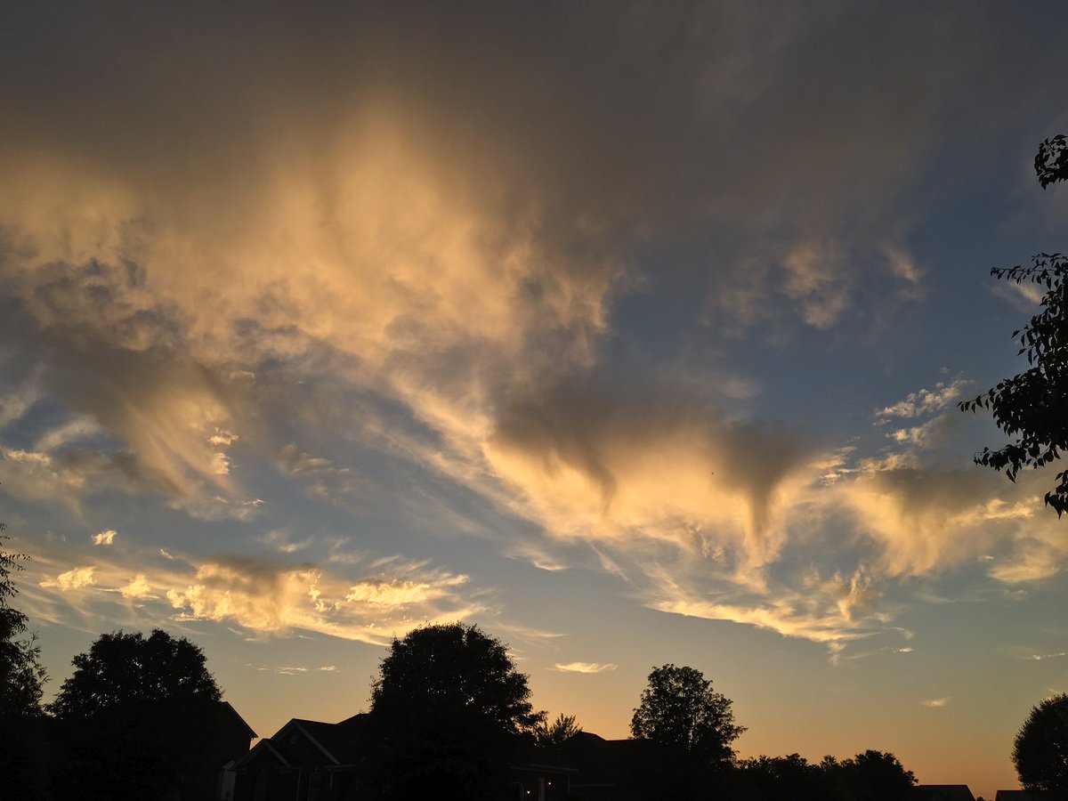 BretWaltsWx's tweet photo. Some incredible virga in New Albany, IN. @BGoodeWAVE3 @RyanHokeWAVE3 @spann @JeremyKappell @Ginger_Zee https://t.co/QU7WQ951bx