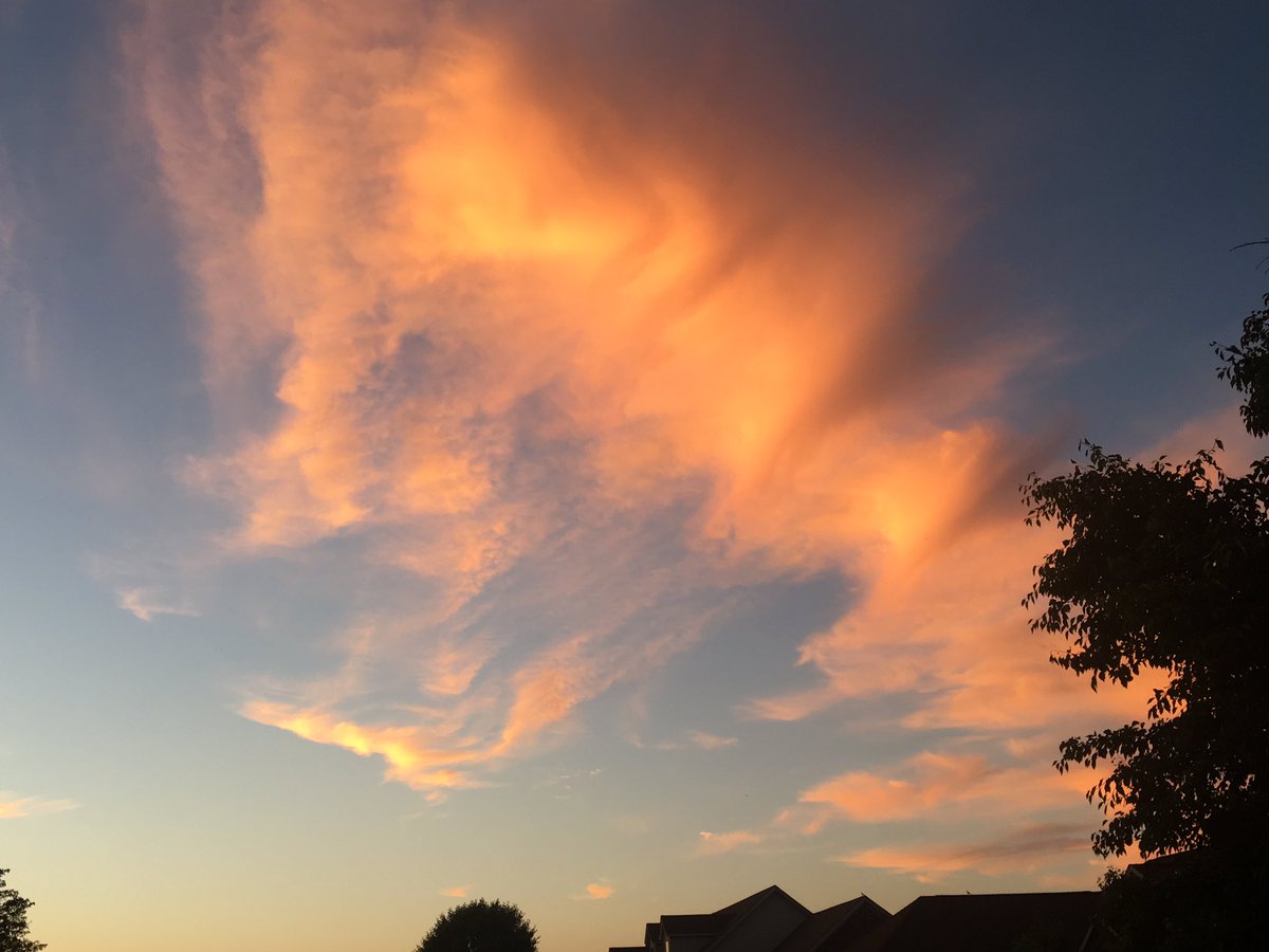 BretWaltsWx's tweet photo. Some incredible virga in New Albany, IN. @BGoodeWAVE3 @RyanHokeWAVE3 @spann @JeremyKappell @Ginger_Zee https://t.co/QU7WQ951bx