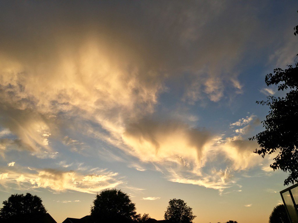 BretWaltsWx's tweet photo. One more for fun. #FallStreaks #Virga #Clouds https://t.co/S3jJAUOO6t