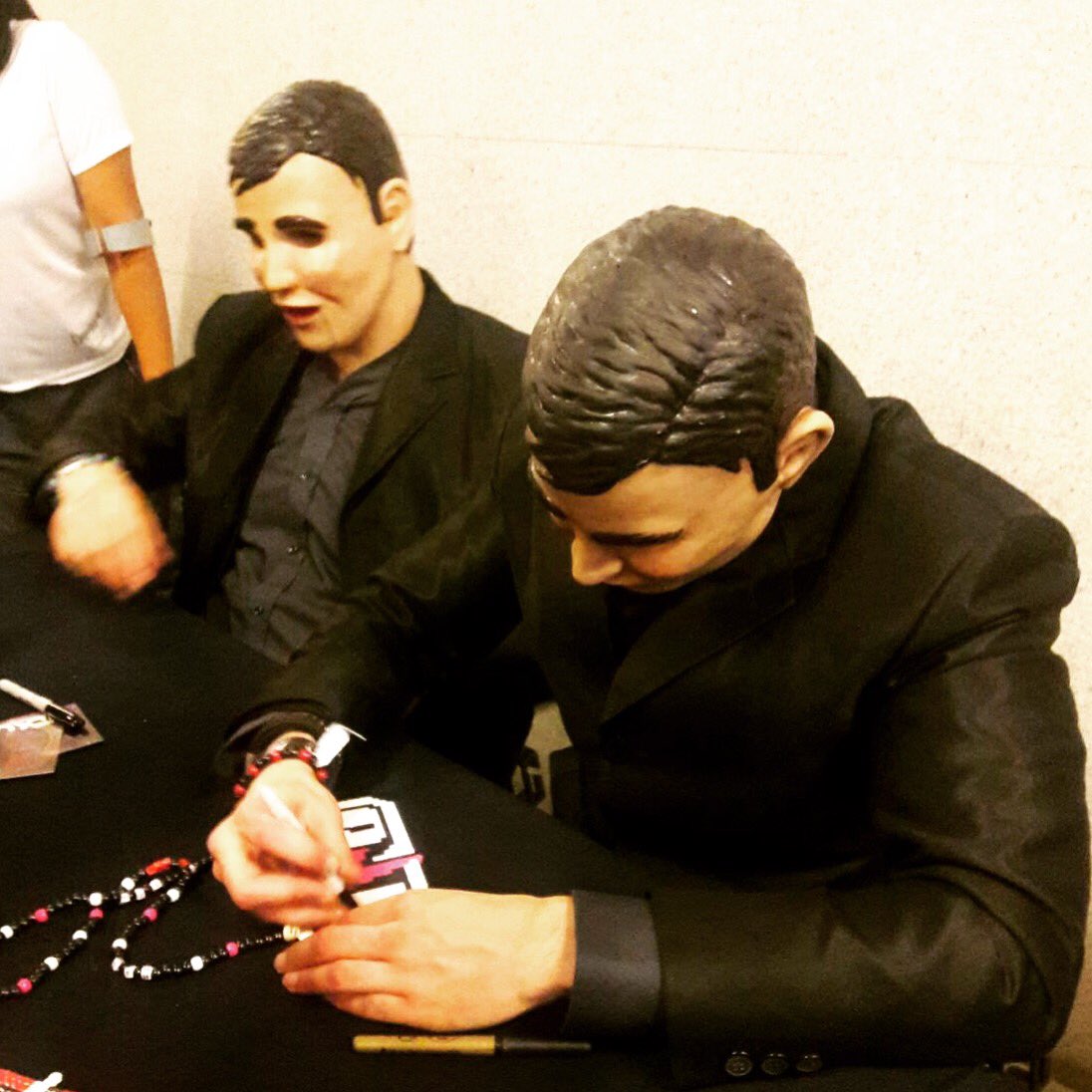 KandiBySari's tweet photo. @GunzForHire signing my perler at @Aztec_Kingdom 😎 #NoMercy #mexicangangsters #kingsoftheunderground #g4h #AztecKingdom #djadaro #djrand https://t.co/0zVlZwC4u6