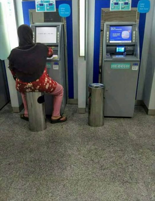 Emak-emak nangkring santai di ruang ATM