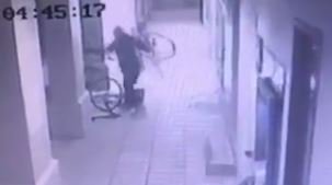 #Smashandgrab video shows the theft of $100k worth of bikes in 60 seconds <a href="/SwiftCarbonAus/">Swift Carbon Aus</a> #Melbourne bit.ly/2rduUKQ