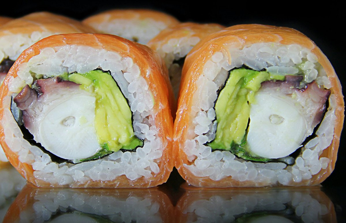 sushi_pe's tweet photo. Una delicia con pulpo, palta envuelto en exquisito salmón? Se llama #SayonaraRoll y es de @sushi_pe #sushipe secreto de #Vitacura :P 🍣🍤 https://t.co/9eiaPmPUEY