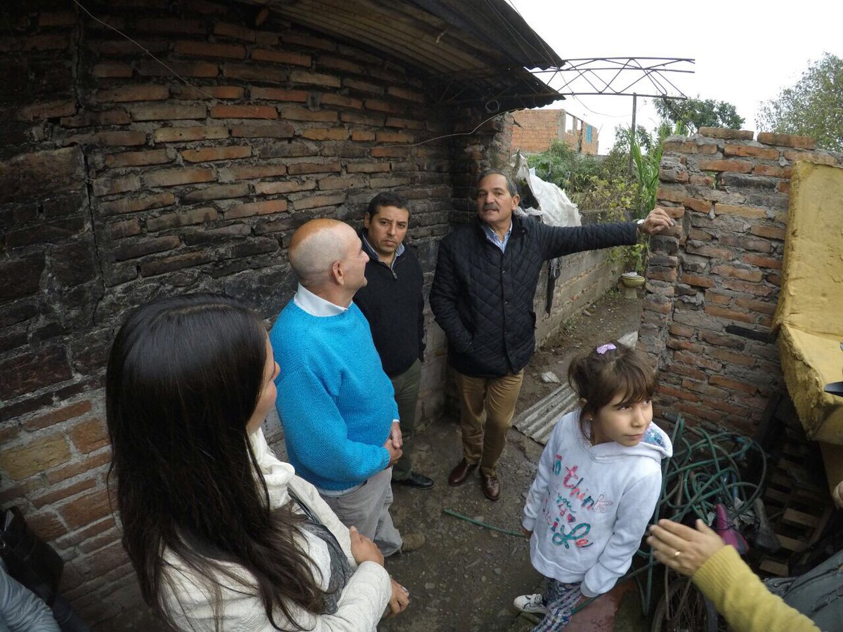 JAlperovichOk's tweet photo. Por la tarde estuve con la familia Grau en el barrio El Molino. A ellos se les incendio su vivienda. Vamos a ayudarlos a que la reconstruyan https://t.co/wsYKaA1w7k