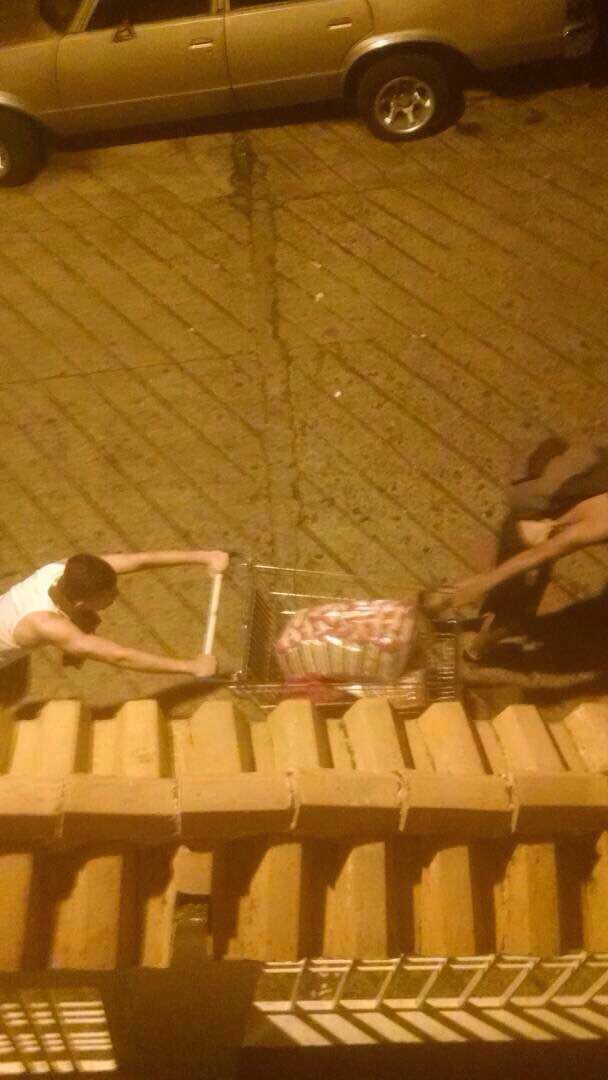ReporTachirense's tweet photo. #16May vecinos de palo gordo, informan, de saqueos en galpones de mercal en la zona industrial de paramillo 9:15pm https://t.co/42pmtdIDl2