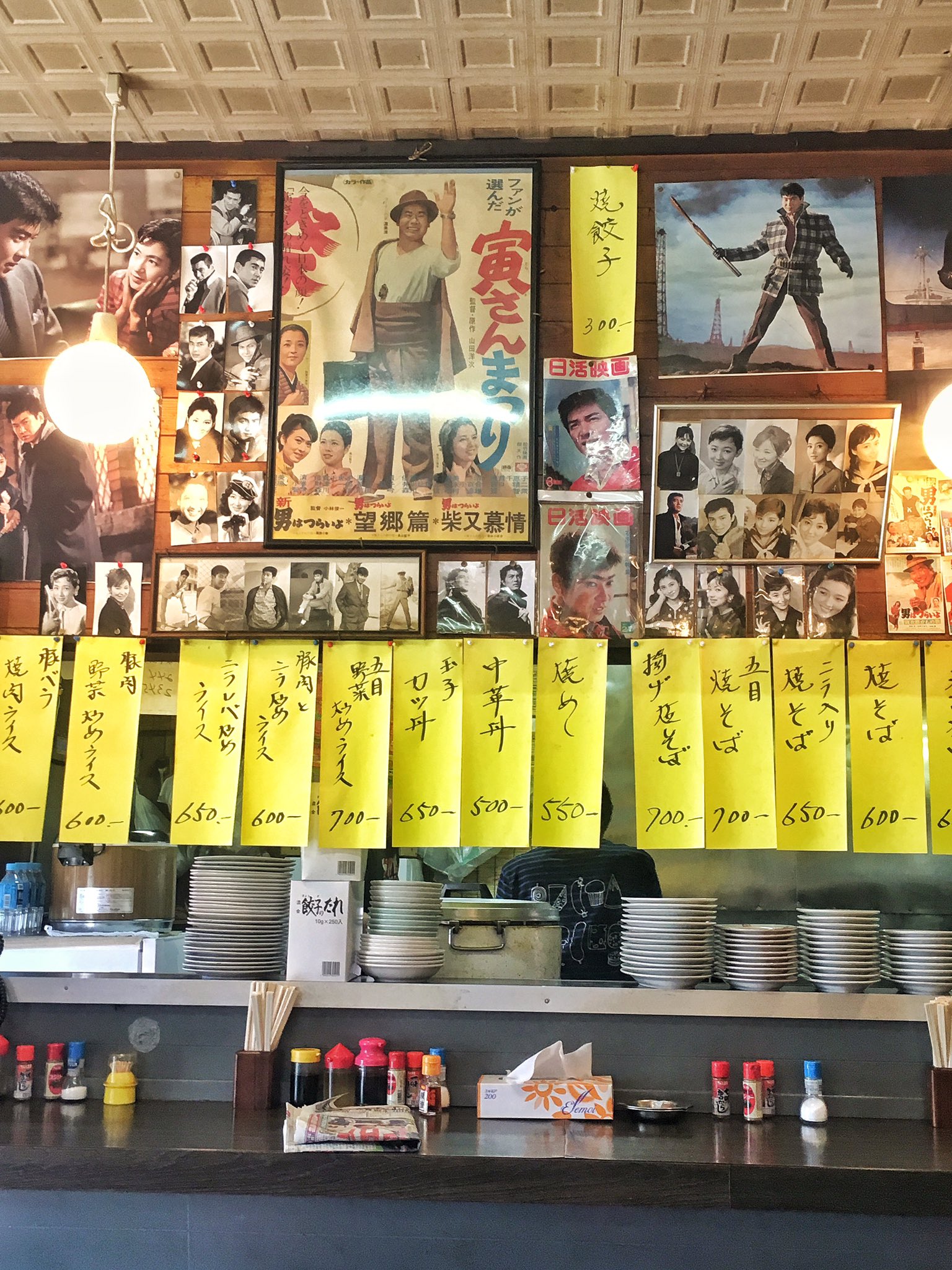 توییتر ヴェンちん در توییتر 紫竹 餃子の店 満州里 昨日は久しぶりに息子とメシ食いに行った この店の壁には裕次郎 赤木圭一郎 浅岡ルリ子 菅原文太 寅さんなどのポスターやブロマイドがびっしりと昭和感満載 特に日活アクション系と寅さんが好きな様子