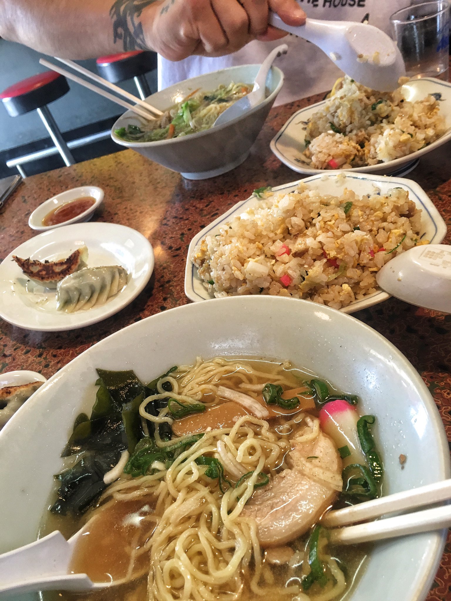 ヴェンちん در توییتر 紫竹 餃子の店 満州里 昨日は久しぶりに息子とメシ食いに行った この店の壁には裕次郎 赤木圭一郎 浅岡ルリ子 菅原文太 寅さんなどのポスターやブロマイドがびっしりと昭和感満載 特に日活アクション系と寅さん ヴェンちん در توییتر 紫竹 餃子の店 満州里 昨日は久しぶりに息子とメシ食いに行った この店の壁には裕次郎 赤木圭一郎 浅岡ルリ子 菅原文太 寅さんなどのポスターやブロマイドがびっしりと昭和感満載 特に日活アクション系と寅さん
