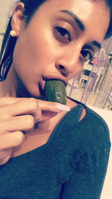 Who wishes this was their pickle in my mouth right now? 🤔🤔🍆😂 https://t.co/Kj9ibQqNRL