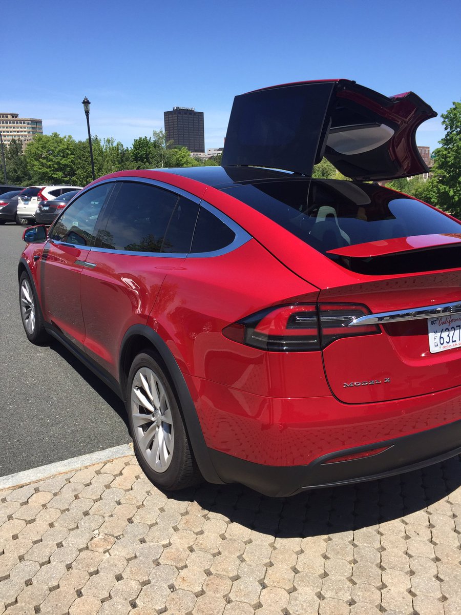 BAMBAMBPT's tweet photo. I had an opportunity to take a @TeslaMotorsCT @TeslaMotors for a spin at the State Capitol today. Let's embrace the future here in CT! https://t.co/wOVfmGgtLe