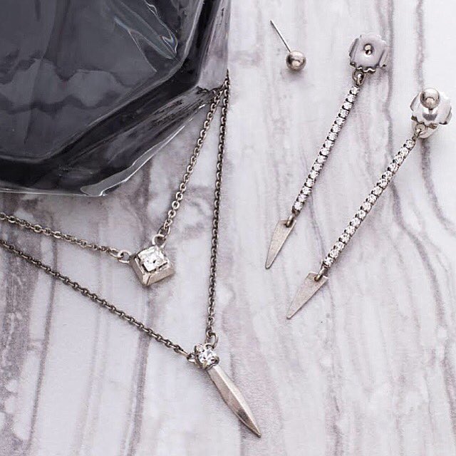 Sorrelli's tweet image. How difficult it is to be #simple.
- #vincentvangogh #simpleandchic #lisaoswaldcollection