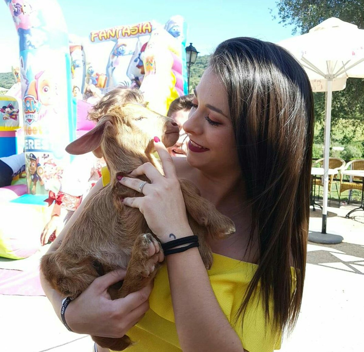 ruthbasauri's tweet photo. Shhhhh..... NO digas nada, solo SIENTE 😍
Darle el amor a un animal, es como darle amor a una pequeño parte del mundo 🐐❤ https://t.co/vsYLJ6E0og