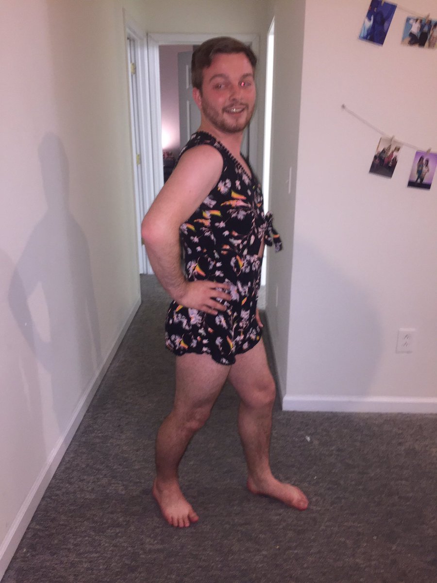 smelsey_'s tweet photo. idk why y'all are hating on the male romper trend??? JT has never looked better https://t.co/FSRPkvwHke