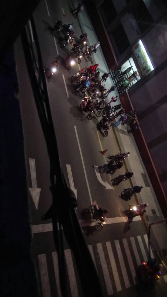 RjmanriqueF's tweet photo. Saqueadores saliendo de la Sede REDI en San Cristóbal. Todos sabemos quienes son los verdaderos malandros. @Cabeza_Ibarra @VielmaEsTachira https://t.co/VQUqc9TfXJ