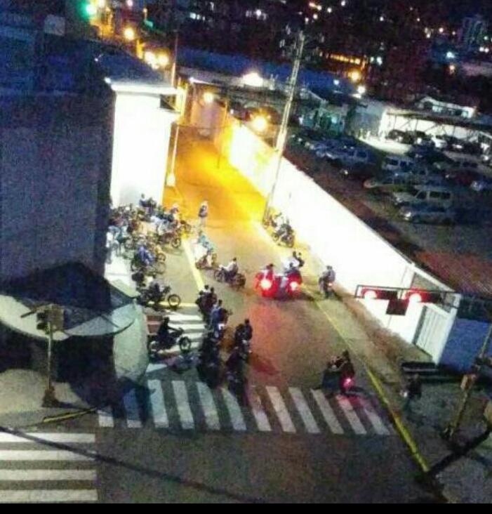 RjmanriqueF's tweet photo. Saqueadores saliendo de la Sede REDI en San Cristóbal. Todos sabemos quienes son los verdaderos malandros. @Cabeza_Ibarra @VielmaEsTachira https://t.co/VQUqc9TfXJ