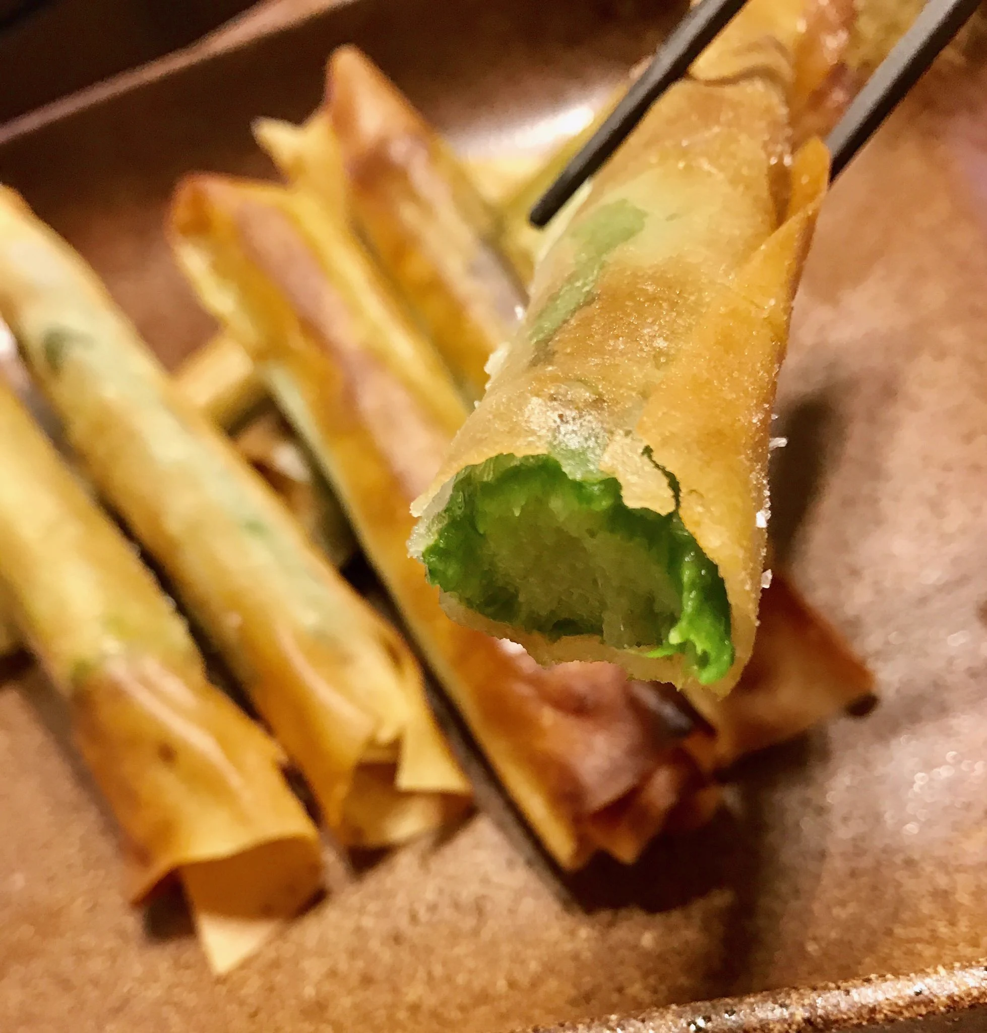 超簡単！春巻きの皮で包んだアスパラをオリーブオイルで揚げ焼にすると美味しそう！