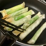 超簡単!春巻きの皮で包んだアスパラをオリーブオイルで揚げ焼にすると美味しそう!