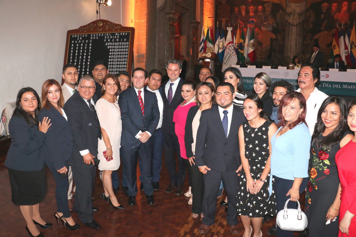 De la mano de las maestras y los maestros de México, lograremos la hazaña de tener el mejor sistema educativo del mundo. #DíaDelMaestro