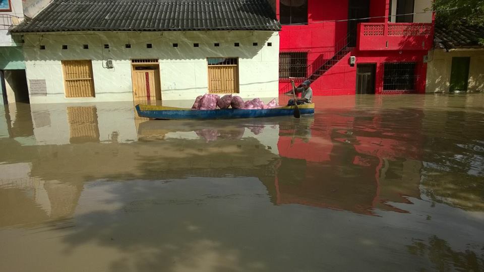 el_suroeste's tweet photo. #ImagendelDía Sí es en #Venecia en el corregimiento de #Bolombolo donde inundaciones provocadas por el #ríoCauca persisten. Foto Juan Lema 😫 https://t.co/h0P9UG5dFX