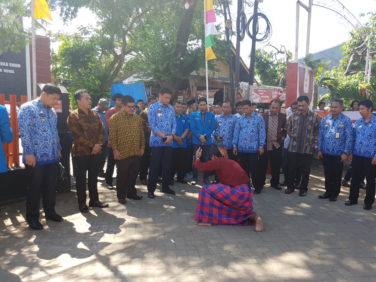 ome_mome's tweet photo. Launching mobil pintar pemilu...dihadiri oleh Bupati Gowa... https://t.co/5wSI7ZwxU9