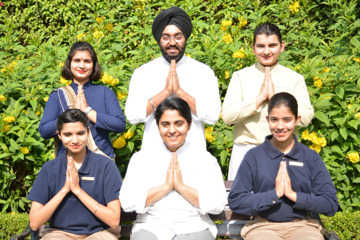 p_munola's tweet photo. Warm and Charming welcome by our Young Turks, orchestrating memorable experiences#Tridentexperiences,@TridentGurgaon @TridentHotels https://t.co/i8o7FasZbq