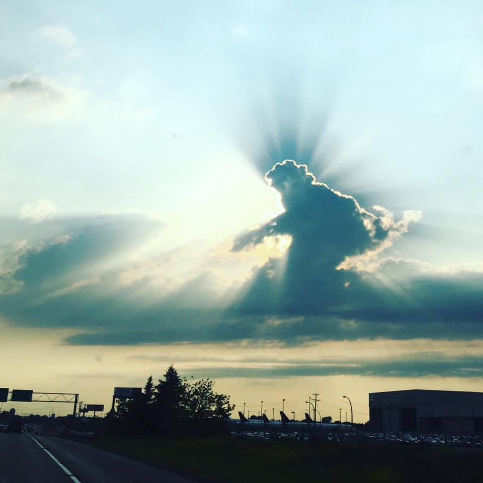 jillkins9's tweet photo. The sky over the Minneapolis Airport tonight! @prince @drfunkenberry https://t.co/pAXOPtPQ6o
