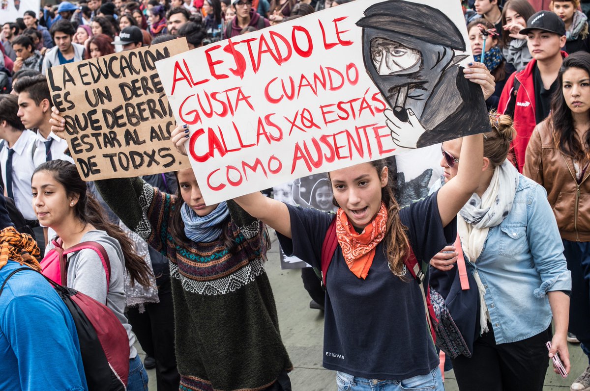 Estudiantes miembros de la @Confech @ConesChile y @Difusion_ACES protestan en la marcha nacional #PorUnaNuevaEducación en #Santiago #Chile