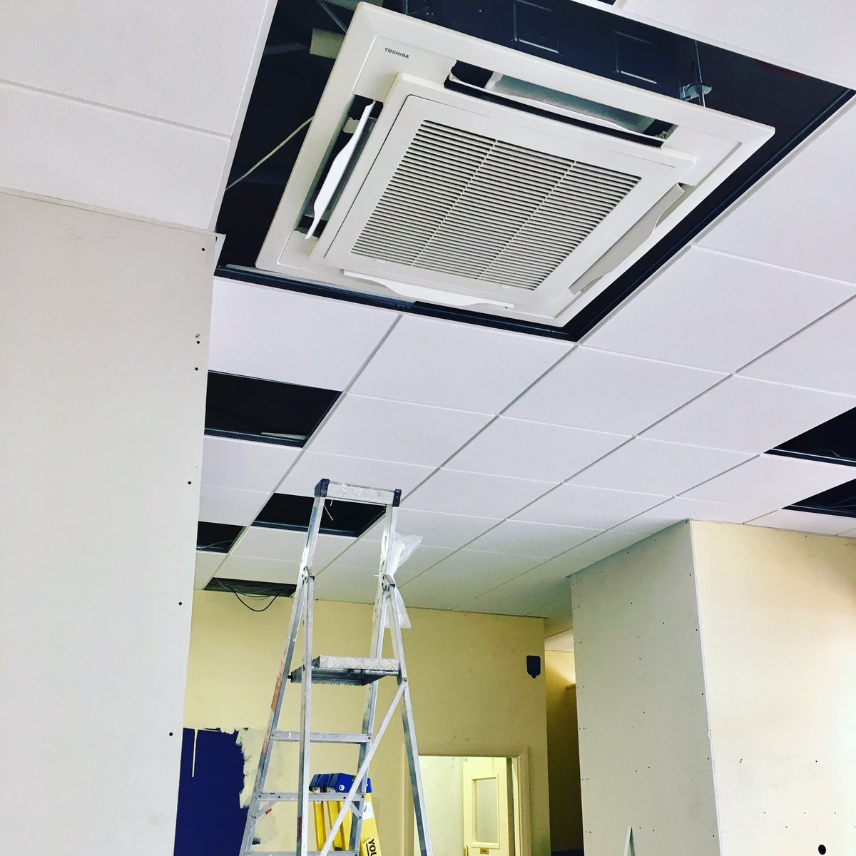 ValleyMechUK's tweet photo. New AC installation at a Thomas Cook in our neck of the wood for a change. https://t.co/Wj8kxb3eL1
