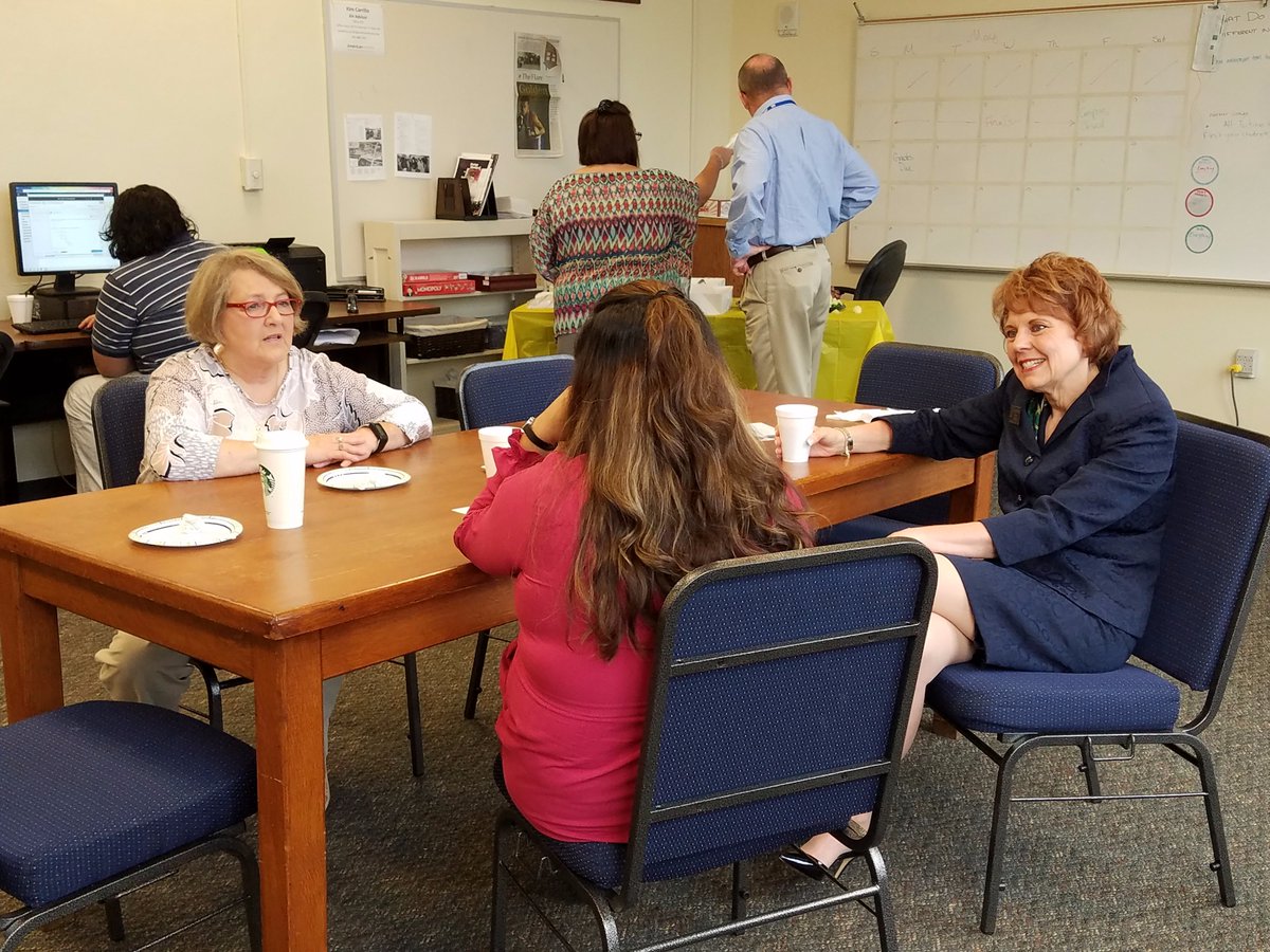 kilgorecollege's tweet photo. The @AmericanHonors Program hosted a "Breakfast Break" for KC faculty &amp; staff on Tuesday, May 9 in the Student Support Bldg.  @KCBrendaKays https://t.co/Mlne1iNCzb