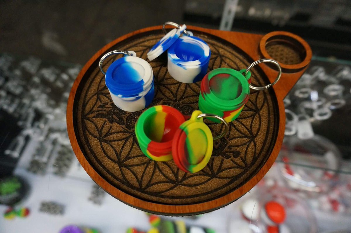 Non-stick silicone keychain containers #42below