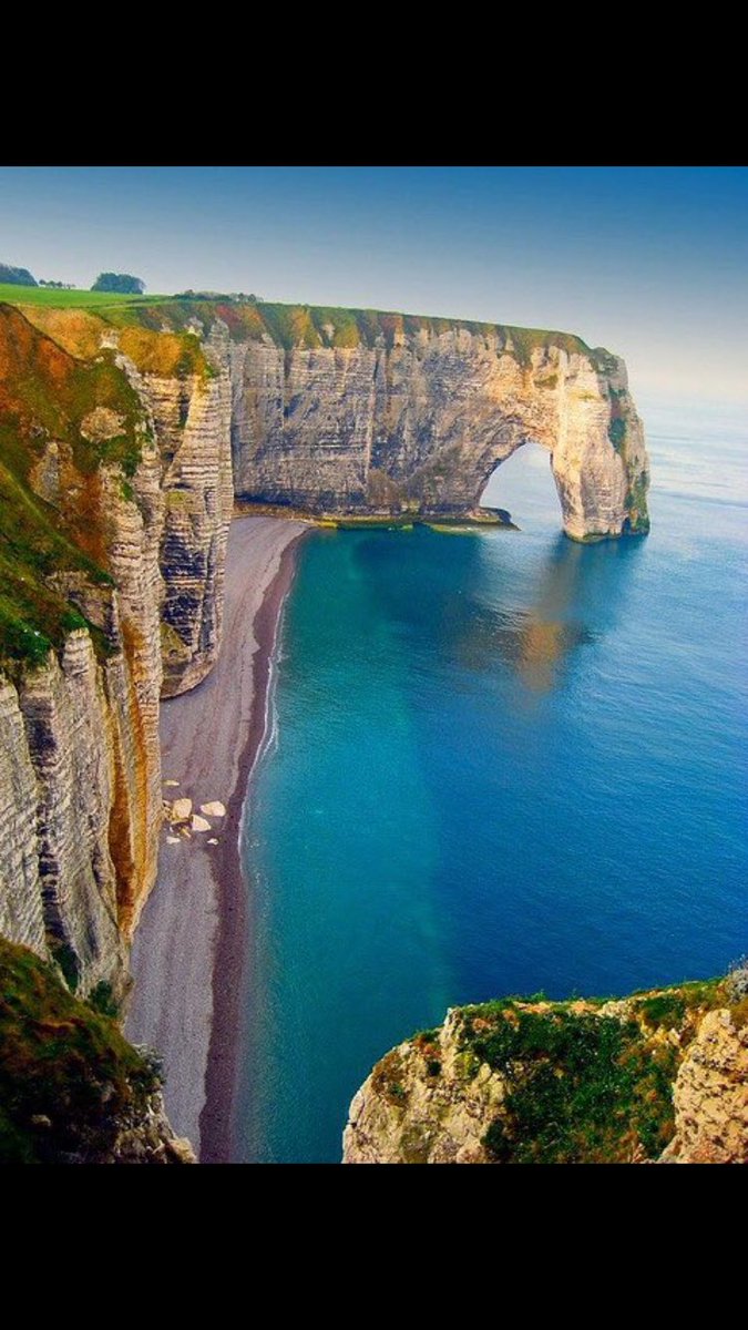 ItsLifeVibess's tweet photo. Sea cliffs, Etretat, France https://t.co/oj3FqHCreE