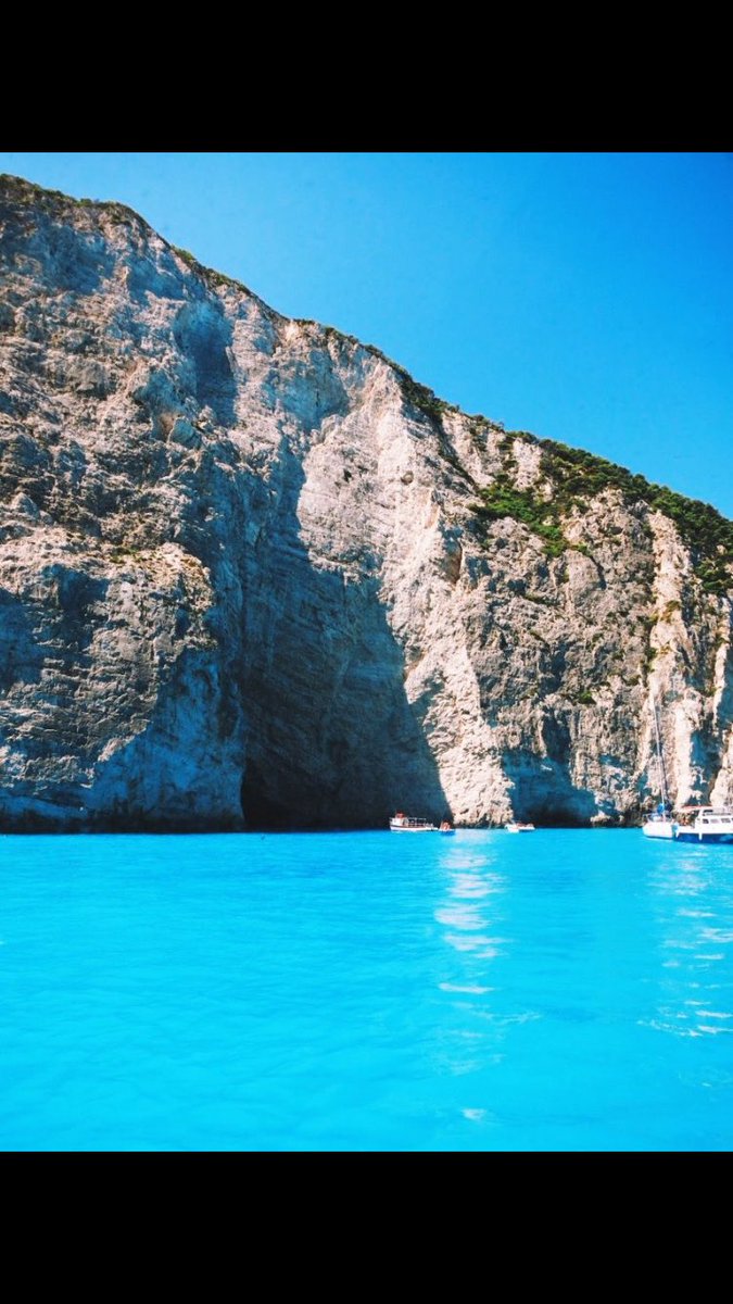 ItsLifeVibess's tweet photo. Navagio Beach, Greece https://t.co/cdXxiZ8YEx