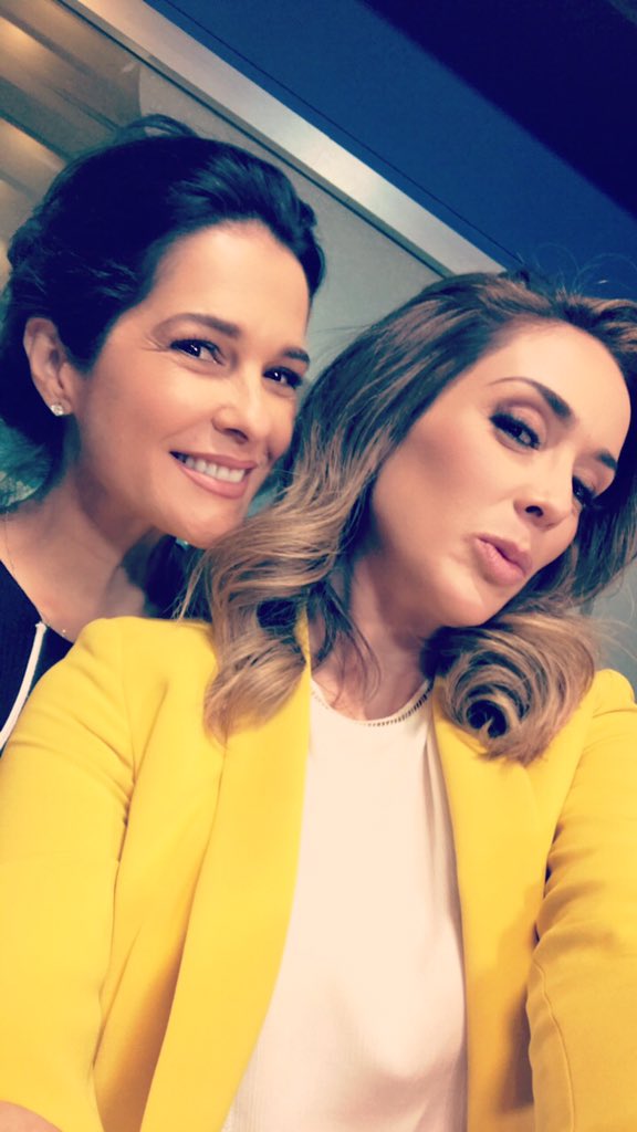 jackybrv's tweet photo. Qué mala soy para tomar selfies!!! 😂 Pero me encantó verte y estar en tu programa! Gracias por todo mi querida @marthadebayle !!! https://t.co/EgXjJ9E8AC
