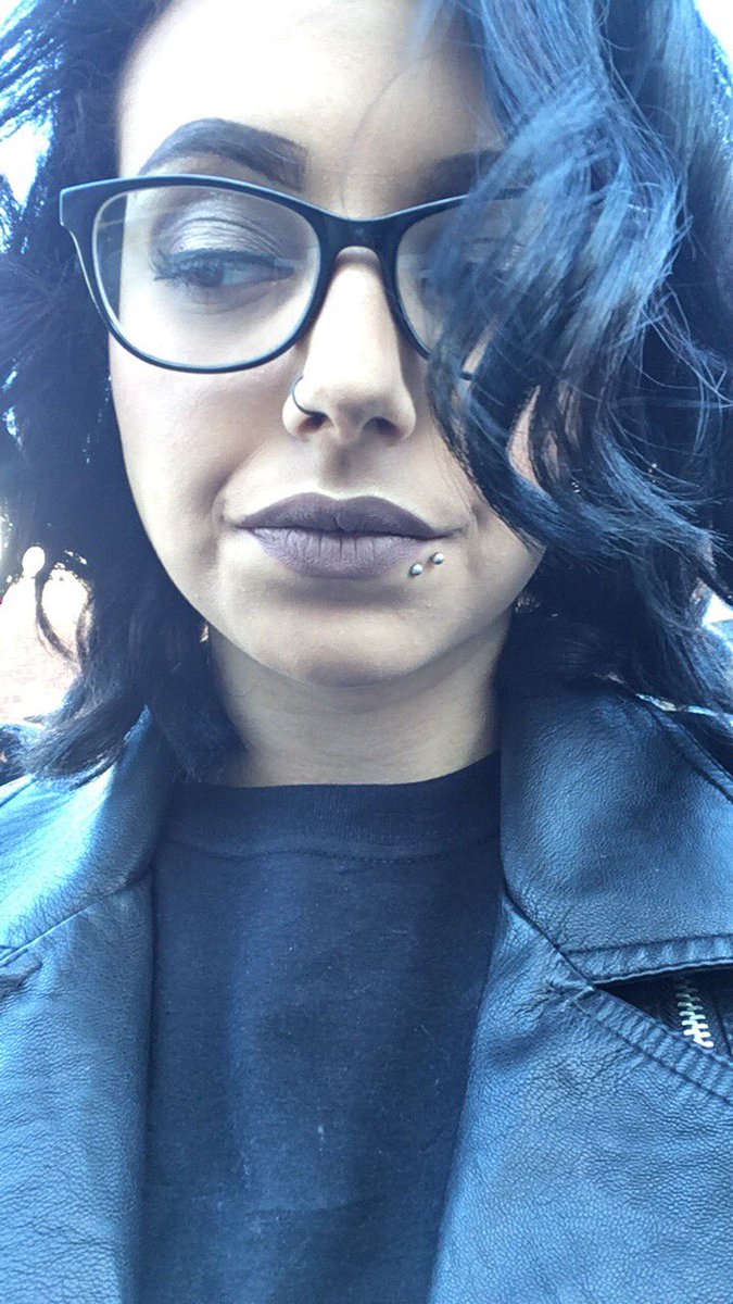 DeadBeatBarbie's tweet photo. #shadeface https://t.co/6NhD0mJ9c8