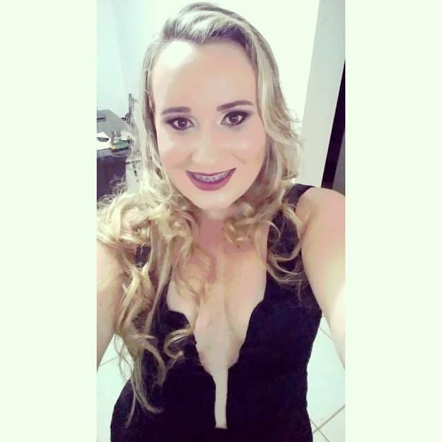 JuRoncolato's tweet photo. Acho que fica bonito os cachos, mas não adianta, não para no meu cabelo 😕 #QueroCachos 😍 https://t.co/f38SeU5SmE